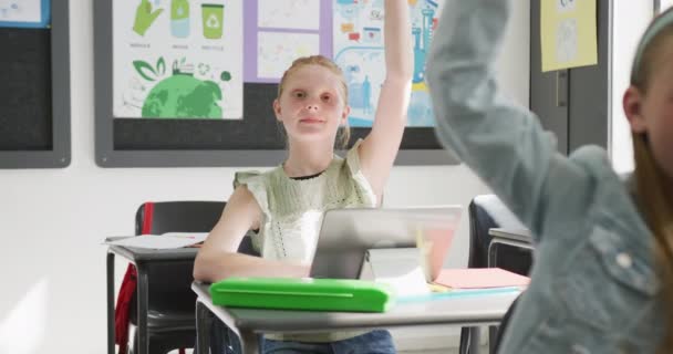 Video Der Aufmerksamen Kaukasischen Schülerin Schreibtisch Erhobene Hand Und Gespräche — Stockvideo