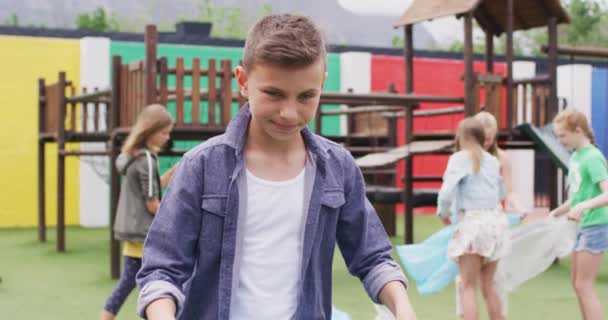 Retrato Escolares Caucasianos Felizes Limpando Com Sacos Parque Infantil Escola — Vídeo de Stock