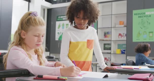 Відео Щасливої Дівчини Інвалідному Візку Хлопчика Розмовляє Столом Різноманітному Шкільному — стокове відео