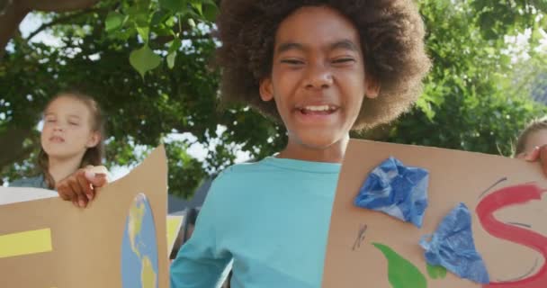 Afro Amerikan Okullu Mutlu Çocuğun Video Portresi Protesto Pankartları Tutuyor — Stok video