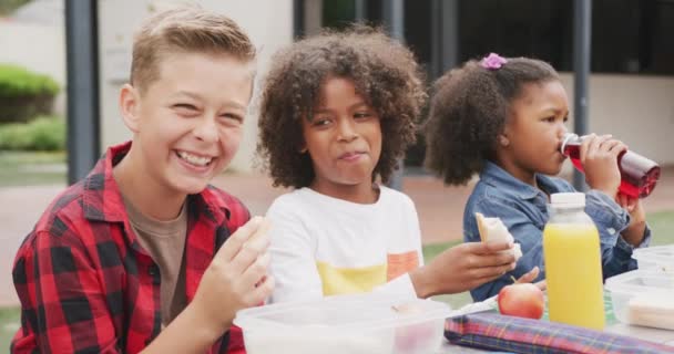 Video Van Drie Verschillende Schoolkinderen Die Lunchen Lachen Het Schoolplein — Stockvideo