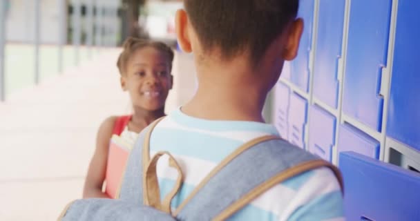 Potret Video Dari Dua Anak Sekolah Yang Bahagia Dan Beragam — Stok Video