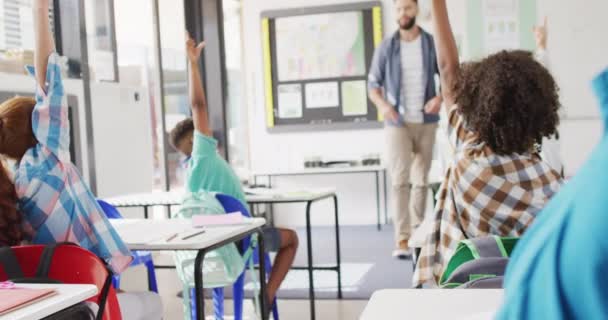 Mengalihkan Guru Laki Laki Dan Anak Anak Bahagia Meja Kelas — Stok Video