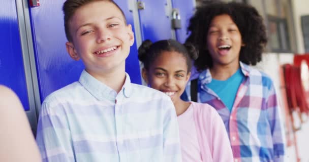 Retrato Feliz Diversas Crianças Idade Escolar Armário Escola Educação Infância — Vídeo de Stock