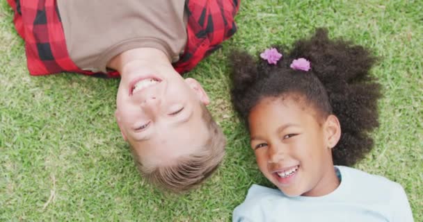 Potret Video Atas Kepala Tersenyum Anak Laki Laki Dan Perempuan — Stok Video