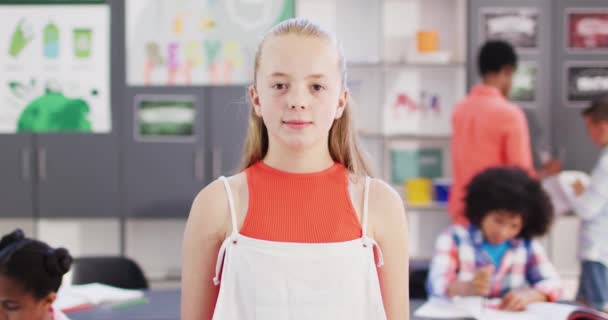 Porträt Einer Glücklichen Kaukasischen Schülerin Schreibtisch Mit Verschiedenen Schulkindern Klassenzimmer — Stockvideo