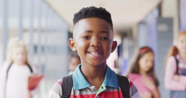 Portrett Lykkelig Afrikansk Amerikansk Skolegutt Som Går Skolekorridoren Utdanning Utdannelse – stockvideo