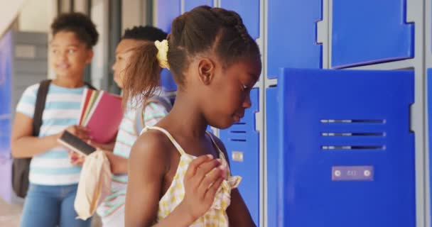学校でロッカーを使用して幸せなアフリカ系アメリカ人の女子高生のビデオ肖像画 幼少期 小学校 学習コンセプト — ストック動画