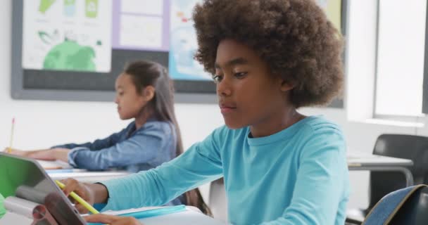 Video Van Het Concentreren Van Afrikaans Amerikaanse Schooljongen Zitten Aan — Stockvideo