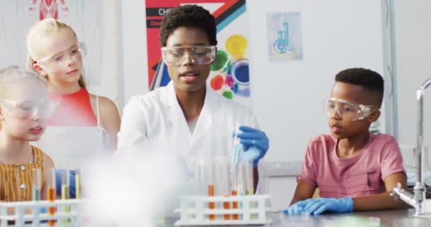 Diverse Kvinnelig Lærer Lykkelige Skolebarn Som Har Vitenskapsklasse Skolelaboratoriet Utdanning – stockvideo