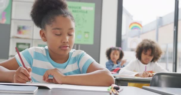 Vidéo Une Écolière Biraciale Assise Bureau Écrivant Classe Éducation Enfance — Video