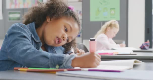 Video Biracial Koulutyttö Istuu Kirjoituspöytä Kirjallisesti Eri Koululuokassa Koulutus Lapsuus — kuvapankkivideo