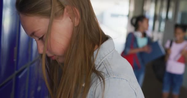 복도에서 사물함에 코카서스 소녀의 비디오 유년기 포용력 괴롭힘 초등학교 — 비디오