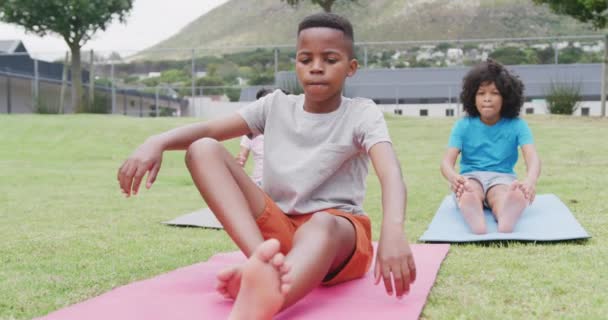 Vídeo Diversos Colegiales Colegialas Practicando Yoga Que Extiende Clase Aire — Vídeo de stock