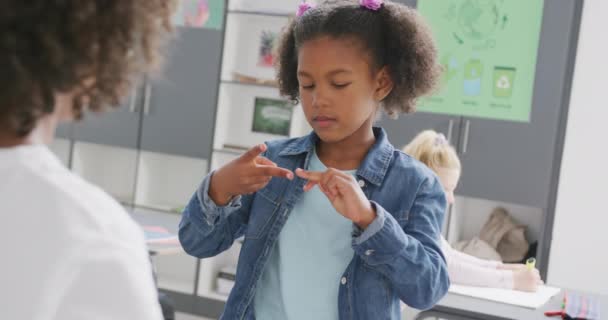 Video Diverse Schoolboy Schoolgirl Practicing Sign Language Classroom Education Childhood — Stock Video