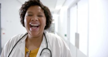 Afro-Amerikan kadın doktor portresi hastane koridorunda fotokopi alanı ile, ağır çekimde. İlaç, sağlık hizmetleri ve hastane, değiştirilmemiş.