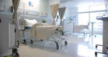 Yatakları, bitkileri ve bej perdeleri olan güneşli hastane odası, yavaş çekim. İlaç, sağlık hizmetleri, içişleri ve hastane, değiştirilmemiş.