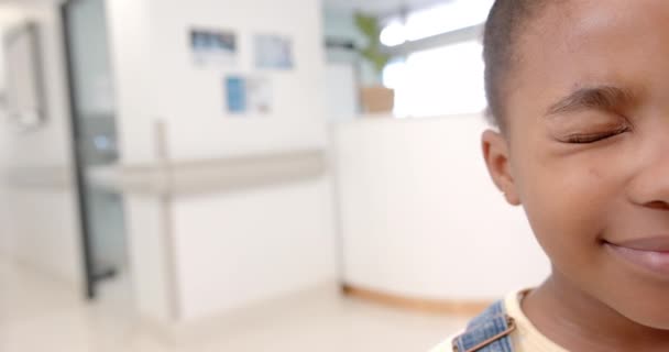 Puoli Muotokuvaa Onnellisesta Afrikkalaisesta Amerikkalaisesta Tytöstä Sairaalassa Jolla Kopiomahdollisuus Hidastettuna — kuvapankkivideo