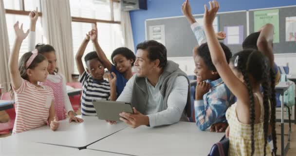 Diverse Male Teacher Tablet Children Raising Hands Elementary School Class — Stock Video