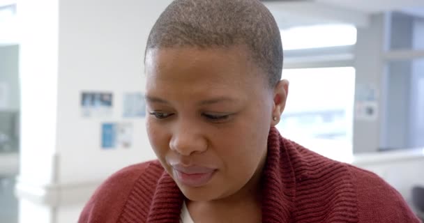 Retrato Mulher Afro Americana Feliz Recepção Hospital Câmara Lenta Medicina — Vídeo de Stock