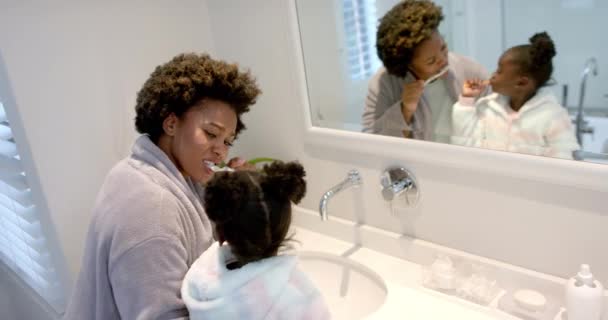 Mãe Afro Americana Feliz Filha Escovando Dentes Banheiro Câmera Lenta — Vídeo de Stock