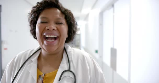 Portret Szczęśliwej Afro Amerykańskiej Lekarki Szpitalnym Korytarzu Przestrzenią Kopiowania Spowolniony — Wideo stockowe
