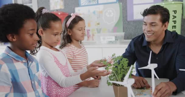 초등학교 슬로우 모션에 식물과 터빈과 교사와 어린이 생태학 가르침과 변하지 — 비디오