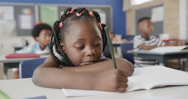 Portrett Lykkelig Afrikansk Amerikansk Jente Som Skriver Skrivebordet Grunnskole Klasse – stockvideo