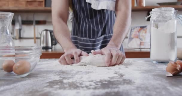 台所でパン生地を準備する白人男性の中央部 スローモーション 健康的なライフスタイル 食べ物 家庭生活 変わらない — ストック動画