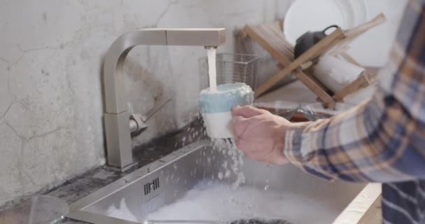 Χέρια Καυκάσου Που Πλένουν Πιάτα Στην Κουζίνα Αργή Κίνηση Τρόπος — Αρχείο Βίντεο
