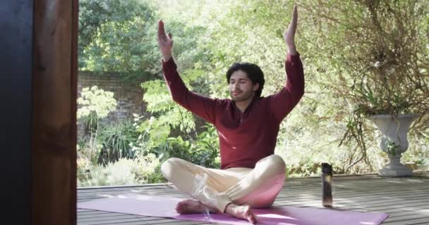 Fehér Férfi Jóga Meditációt Gyakorol Teraszon Napsütéses Természetben Lassított Felvétel — Stock videók