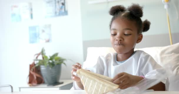 African American Girl Eating Lunch Hospital Bed Slow Motion Medicine — Vídeo de Stock