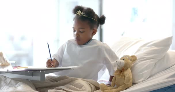 African American Girl Holding Mascot Hospital Bed Slow Motion Medicine — Vídeo de Stock