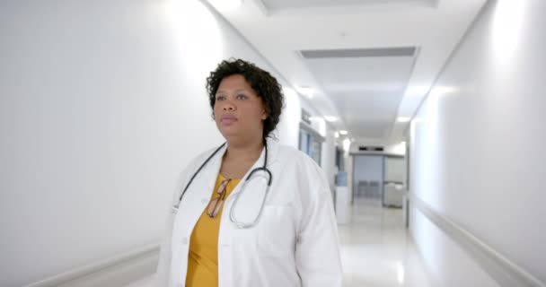 Afro Amerikaanse Vrouwelijke Arts Loopt Ziekenhuisgang Slow Motion Geneeskunde Gezondheidszorg — Stockvideo