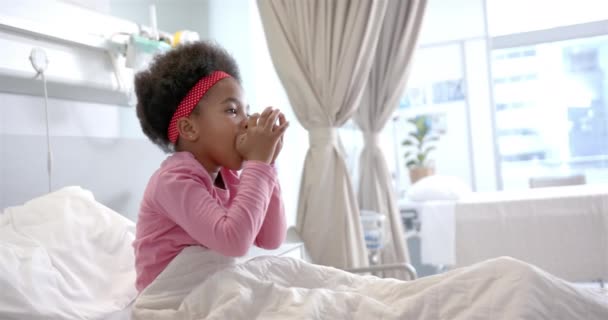 Menina Afro Americana Tomar Medicação Inalatória Cama Hospital Câmara Lenta — Vídeo de Stock