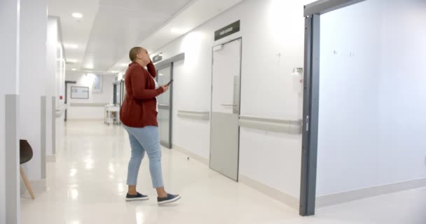 Stressed African American Woman Using Smartphone Hospital Corridor Slow Motion — стокове відео