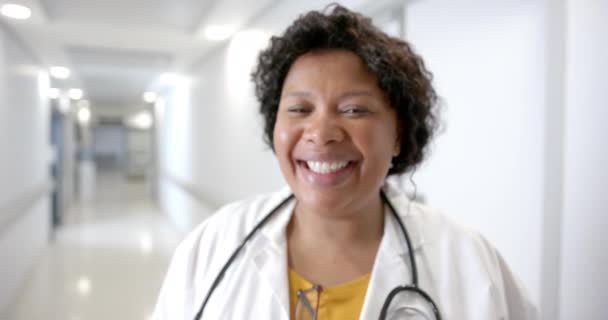 Portrait Femme Afro Américaine Heureuse Médecin Dans Couloir Hôpital Ralenti — Video