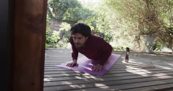 Hombre Caucásico Practicando Yoga Terraza Naturaleza Soleada Cámara Lenta Estilo — Vídeos de Stock