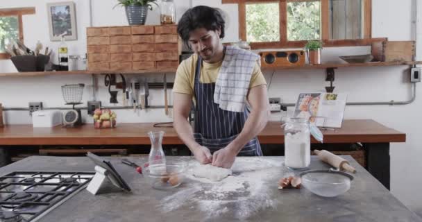 台所でタブレットを使用してパン生地を準備白人男性 スローモーション 健康的なライフスタイル レシピと国内生活 変更なし — ストック動画
