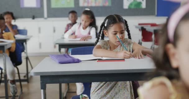 Keskittynyt Monipuolinen Koululaisten Kirjallisesti Pöydillä Peruskoulun Luokkahuoneessa Hidastettuna Koulu Oppiminen — kuvapankkivideo
