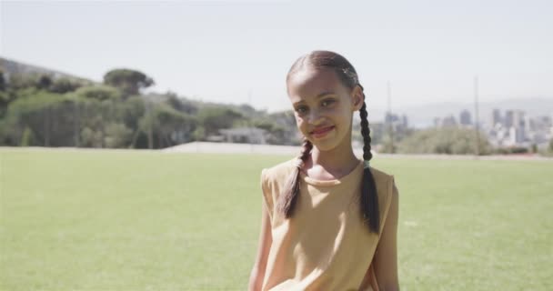 Портрет Счастливой Расовой Девочки Солнечном Игровом Поле Начальной Школы Замедленная — стоковое видео