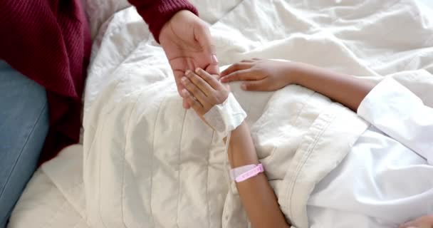 Holding Hands African American Mother Daughter Lying Hospital Bed Slow — Stockvideo
