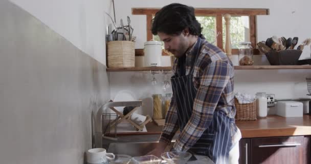 Профиль Кавказца Моющего Посуду Кухне Замедленная Съемка Стиль Жизни Гигиена — стоковое видео