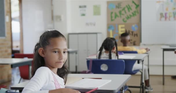 Fokusert Ulike Skolebarn Skriving Skrivebord Grunnskole Klasserom Sakte Bevegelse Skole – stockvideo