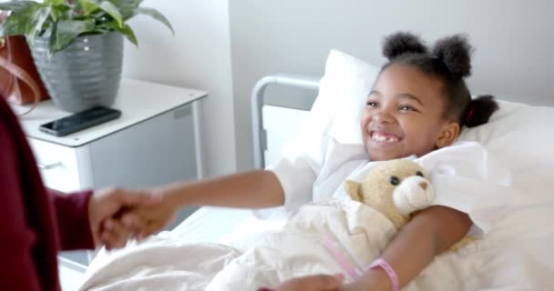 Mãe Afro Americana Feliz Brincando Com Filha Deitada Cama Hospital — Vídeo de Stock