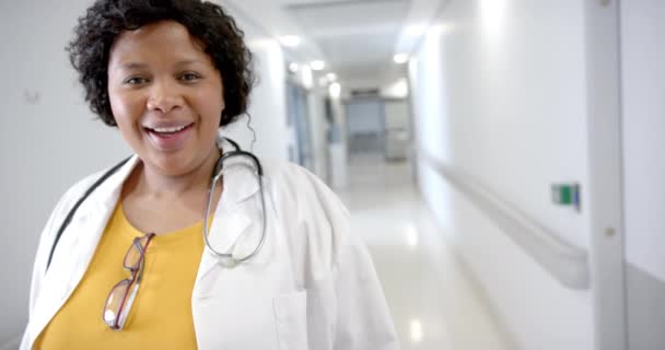 Portret Van Een Gelukkige Afro Amerikaanse Vrouwelijke Dokter Die Ziekenhuisgang — Stockvideo