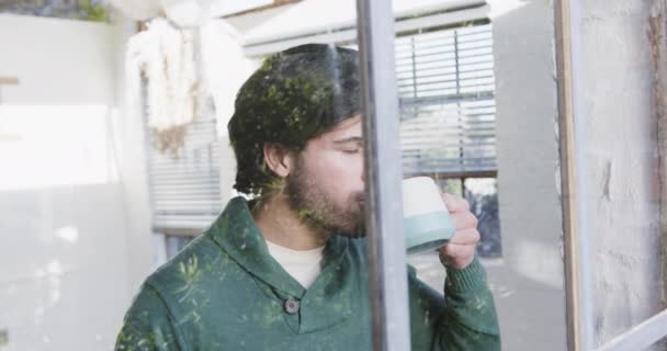 Uomo Bianco Che Beve Caffe Guarda Fuori Dalla Finestra Casa — Video Stock