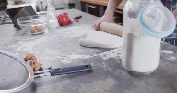 台所でタブレットを使用してパン生地を準備する白人男性の手 スローモーション 健康的なライフスタイル レシピと国内生活 変更なし — ストック動画
