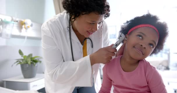 Happy African American Female Doctor Examining Ear Girl Hospital Room — Αρχείο Βίντεο