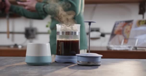 Środkowa Część Białego Mężczyzny Parzy Kawę Używa Smartfona Kuchni Zwolnione — Wideo stockowe